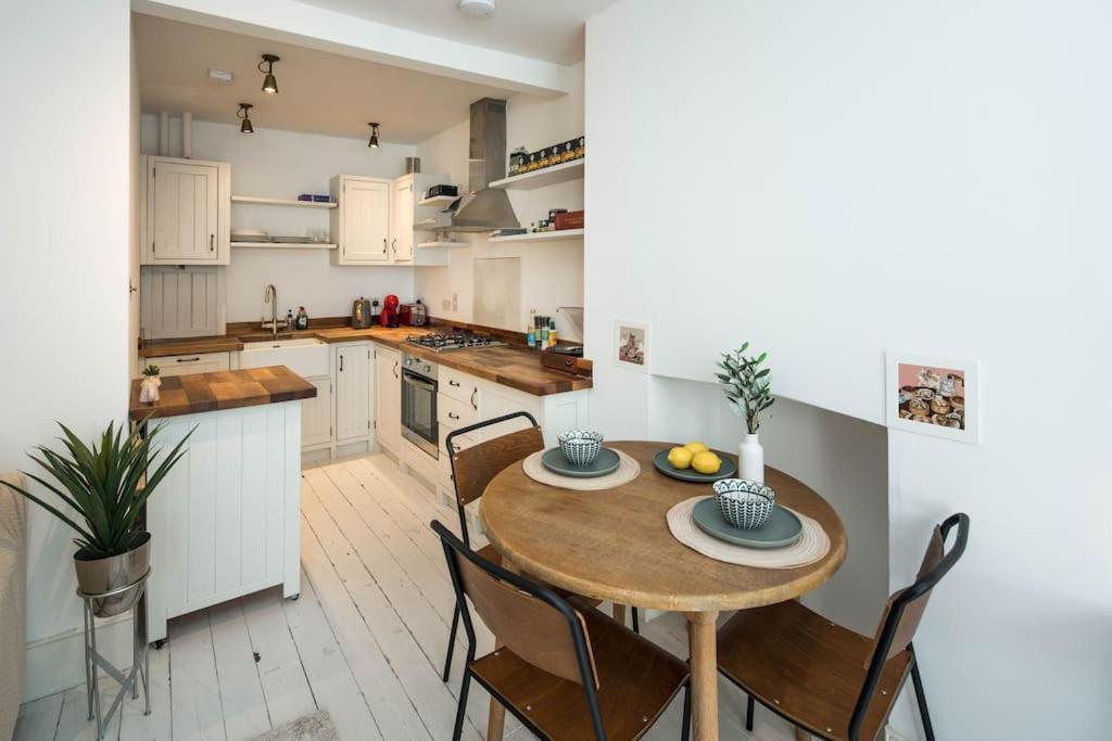 Charming 2-Bed Flat In The Heart Of Nottinghill - Steps From Portobello Rd Market And Nottinghill Bookshop Londres Exterior foto